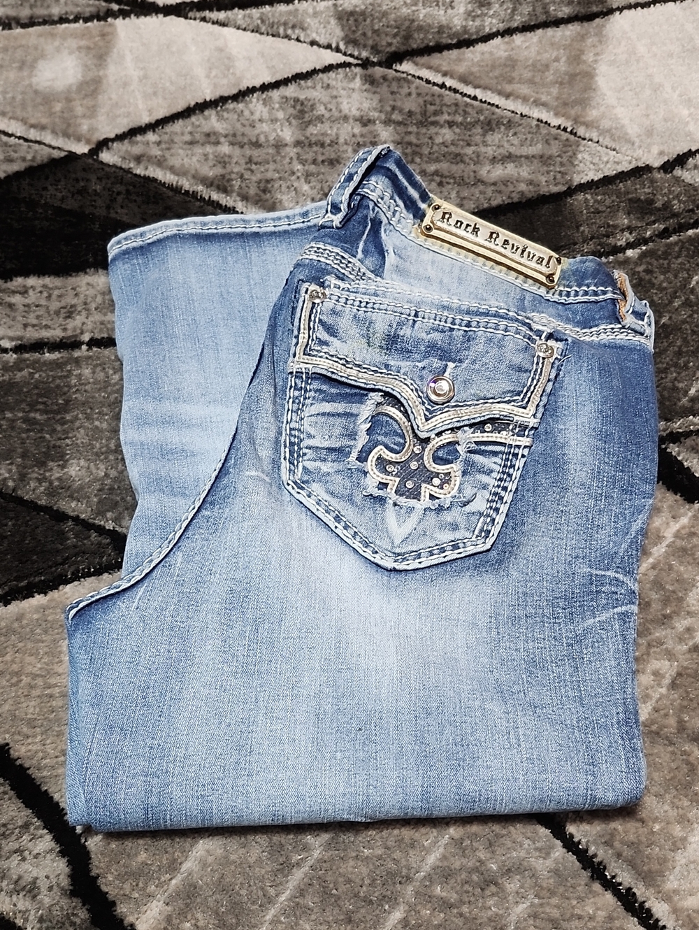 ROCK REVIVAL YARA EMBROIDERED FLEUR-DE-LIS RHINESTONES FAUX-FLAP EASY CROP DENIM